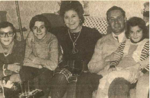 Manuel Márquez (izquierda) y su familia posando para HOY en 1973, cuando les tocó el Gordo de Navidad.