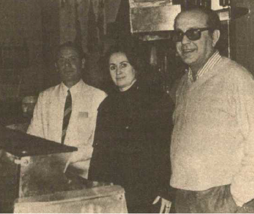 Manuel con los dueños del bar en el que trabajaba.