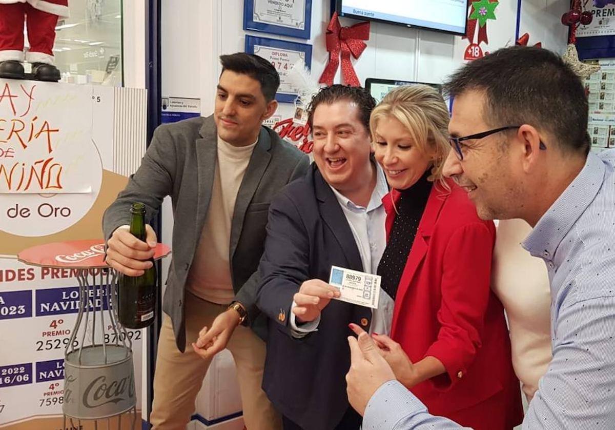 Celebración en la Administración de Lotería ubicada en el centro comercial Carrefour de Plasencia, donde han vendido cuatro quintos premios.