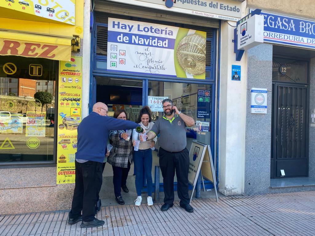 Celebración en la Administración ubicada en la avenida de LA Salle, en Plasencia, donde se ha vendido un décimo de 'El Gordo'.
