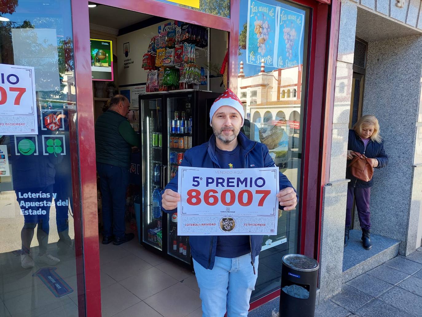 En el local situado en el número 38 de la calle Escribano de Almendralejo se ha vendido un décimo del 86007, un quinto premo.