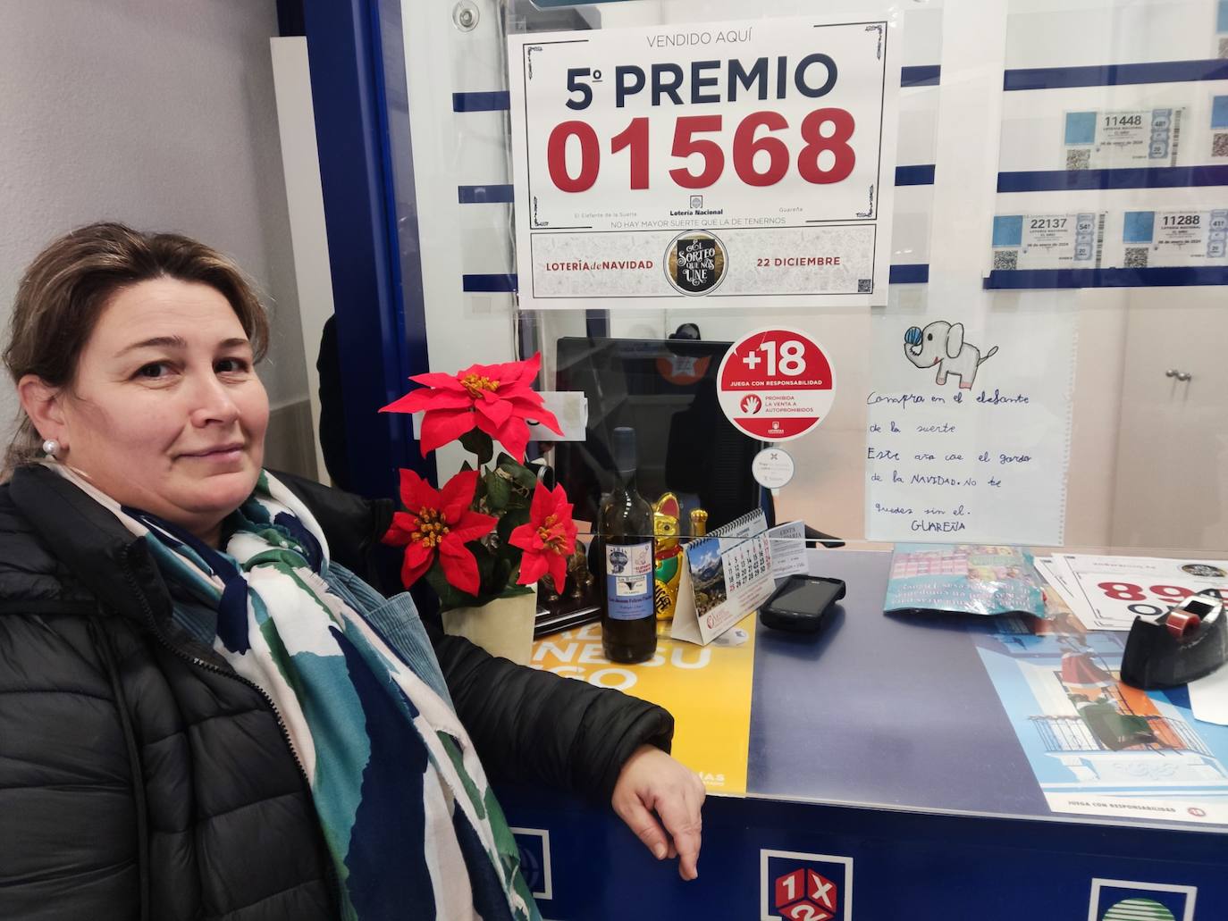 María López, feliz con dar un quinto premio al número vendido en su administración de Guareña. 