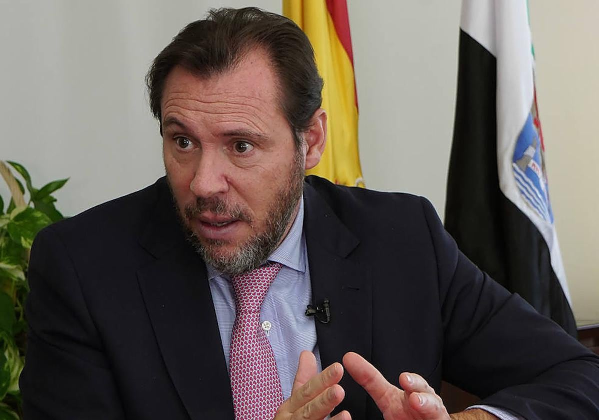 Óscar Puente, durante la entrevista en la Delegación del Gobierno en Extremadura.