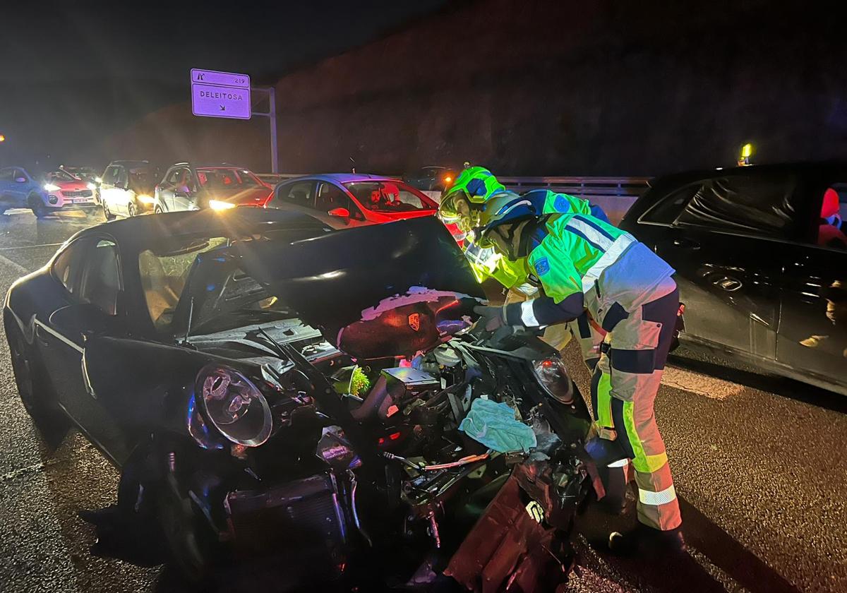 Bomberos de la Diputación de Cáceres junto a uno de los vehículos siniestrados este sábado en la A-5.