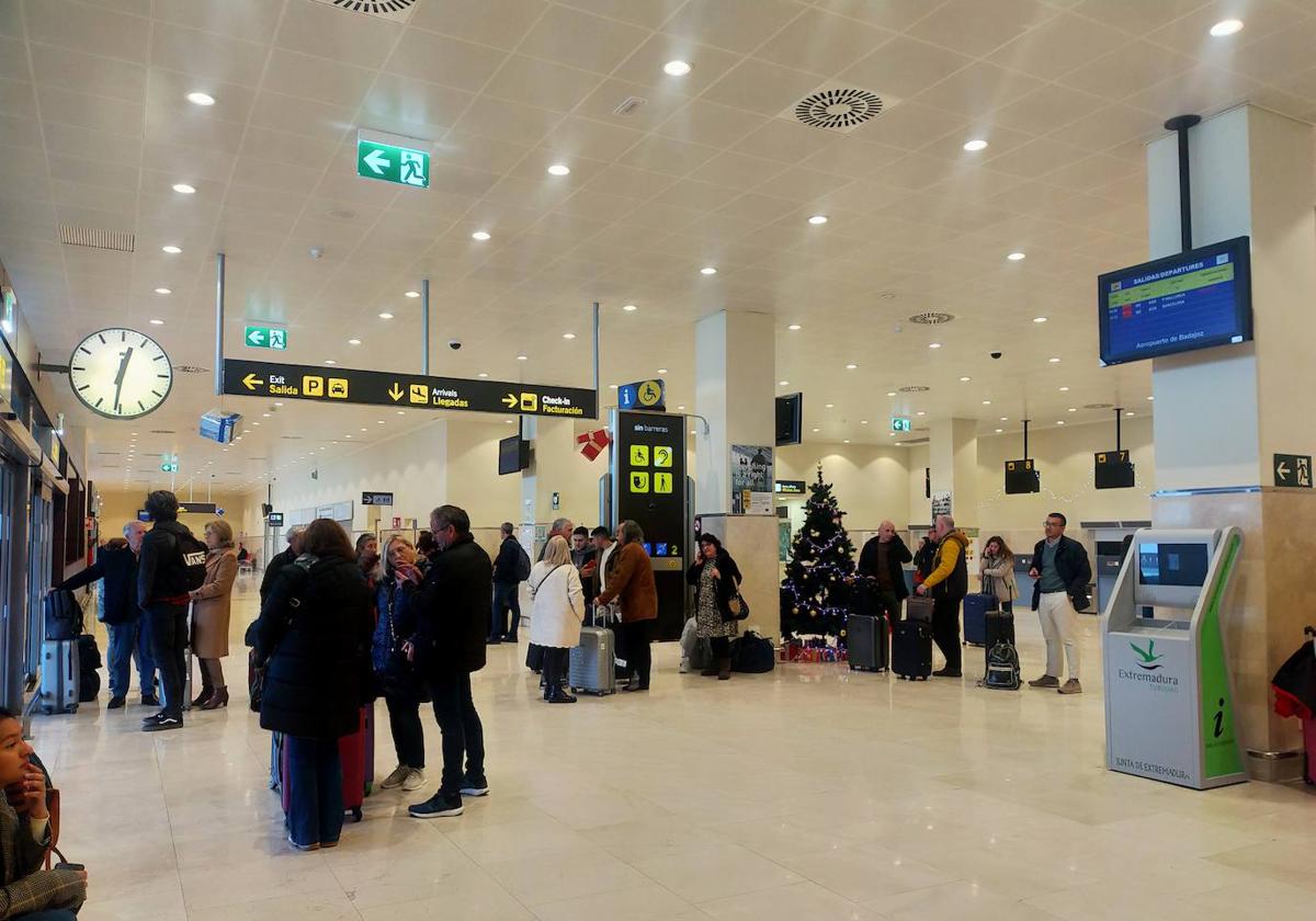 Pasajeros afectados por las cancelaciones de los vuelos desde el aropuerto de Badajoz este sábado.