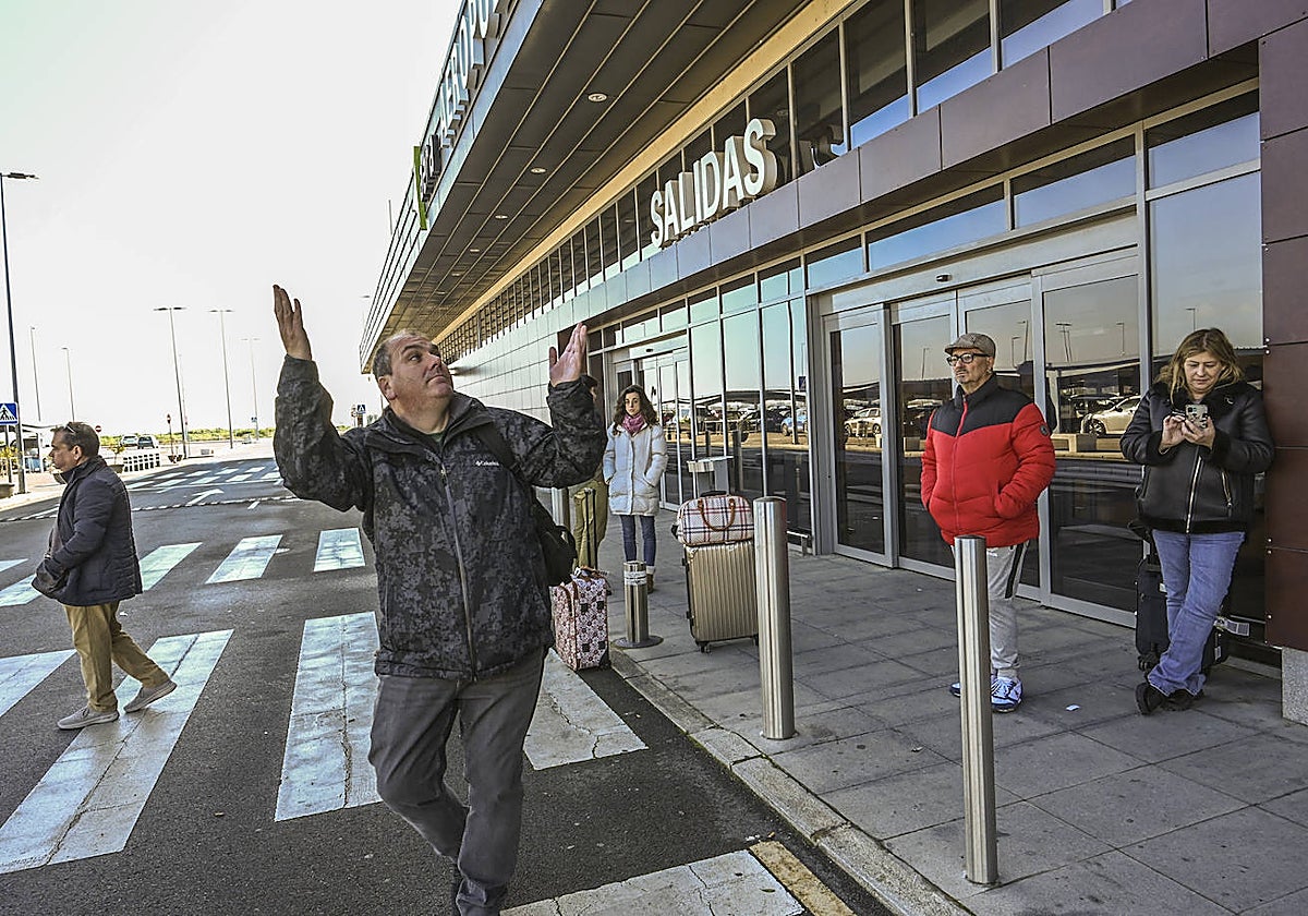 Pasajeros este sábado a las puertas de Aeropuerto de Badajoz esperando un autobús para proseguir su viaje.