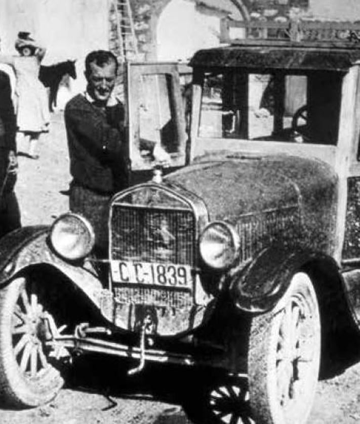 Imagen secundaria 2 - 1950. La condesa y sus hijos en Pascualete. Aline, ante un chozo, con el nieto de un pastor. El conde, en la finca con un whipett, predesor del jeep. 