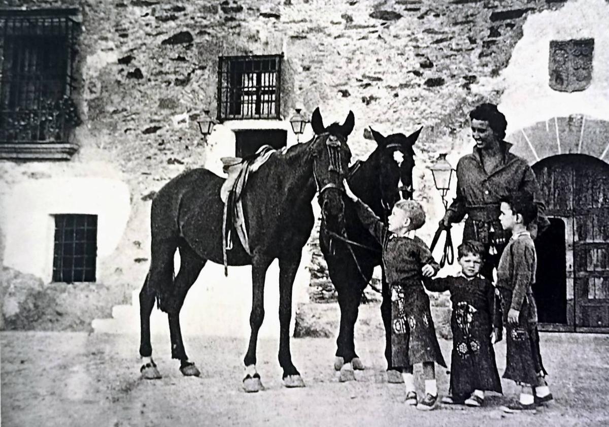 Imagen principal - 1950. La condesa y sus hijos en Pascualete. Aline, ante un chozo, con el nieto de un pastor. El conde, en la finca con un whipett, predesor del jeep. 