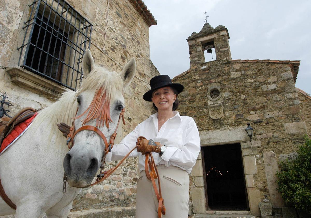 Imagen principal - Aline Griffith en la finca Pascualete, en 2005. La condesa, en los 60, en el palacete extremeño. Diego García de Paredes