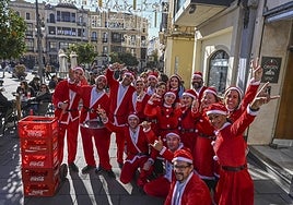 La plantilla del Pepe Jerez, en la Plaza de España de Badajoz, esta mediodía.