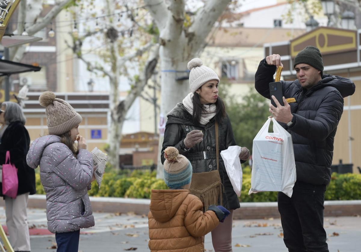 Mañana de niebla, gorros, guantes y churros en Badajoz.