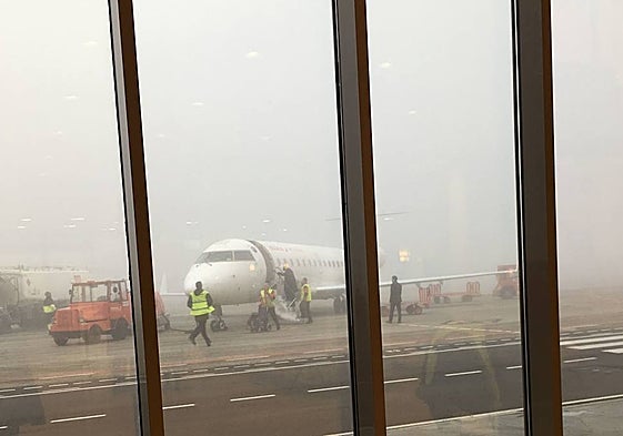 Avión envuelto en la niebla en el Aeropuerto de Badajoz en una foto de archivo.