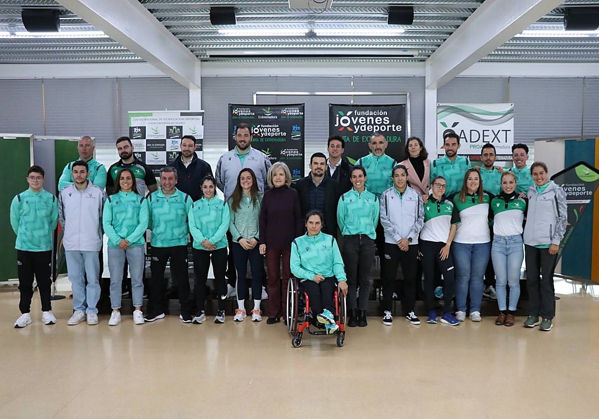 Los deportistas junto a los cargos públicos de la Junta.