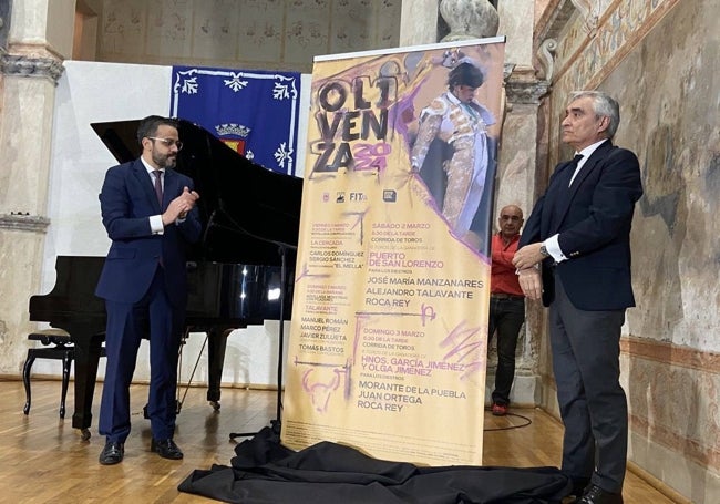 El alcalde de Olivenza, Manuel José González Andrade, y el empresario José Cutiño descubren el cartel.