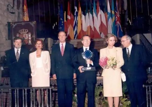 Entrega del Premio Carlos V a Jacques Delors en 1995.