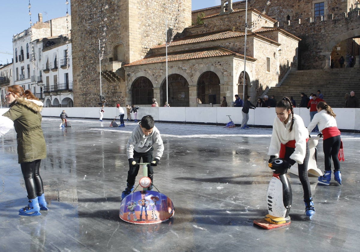 Usuarios de la pista de patinaje instalada en la Plaza Mayor.