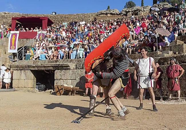 Espectáculo de gladiadores en el Anfiteatro con gran éxito de público.