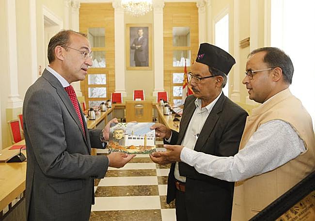 Reunión el pasado mes de julio entre Rafael Mateos y representantes de la Fundación Lumbini Garden.