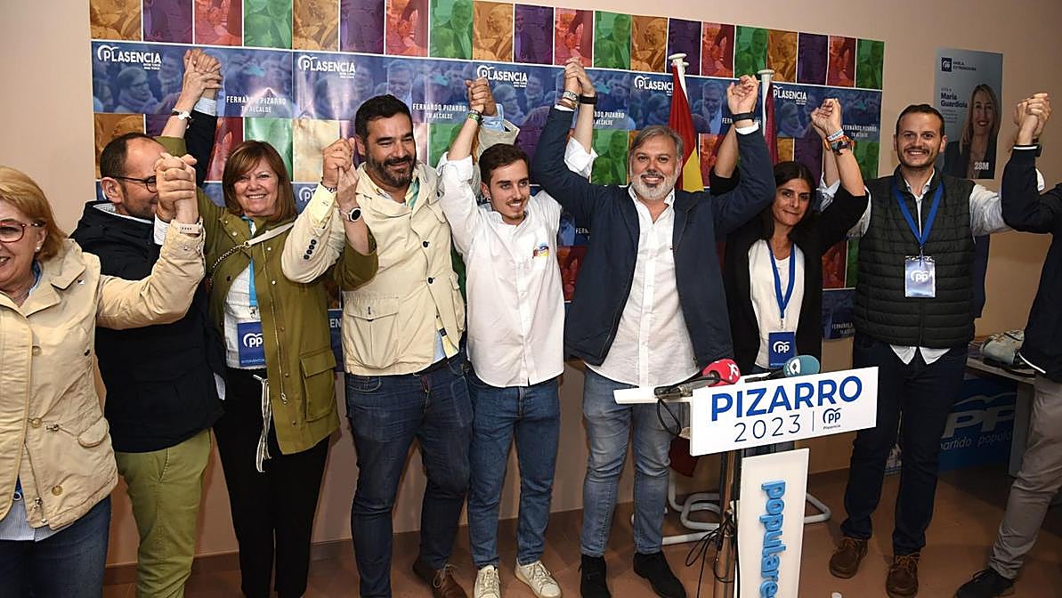 Celebración de la victoria electoral del equipo de Gobierno que los mantiene un año más al frente de la alcaldía de Plasencia.
