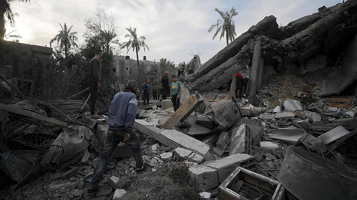 Buscan entre los escombros víctimas mientras Israel continúa atacando Gaza.