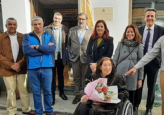 Descubrimiento de la placa en la puerta del establecimiento.