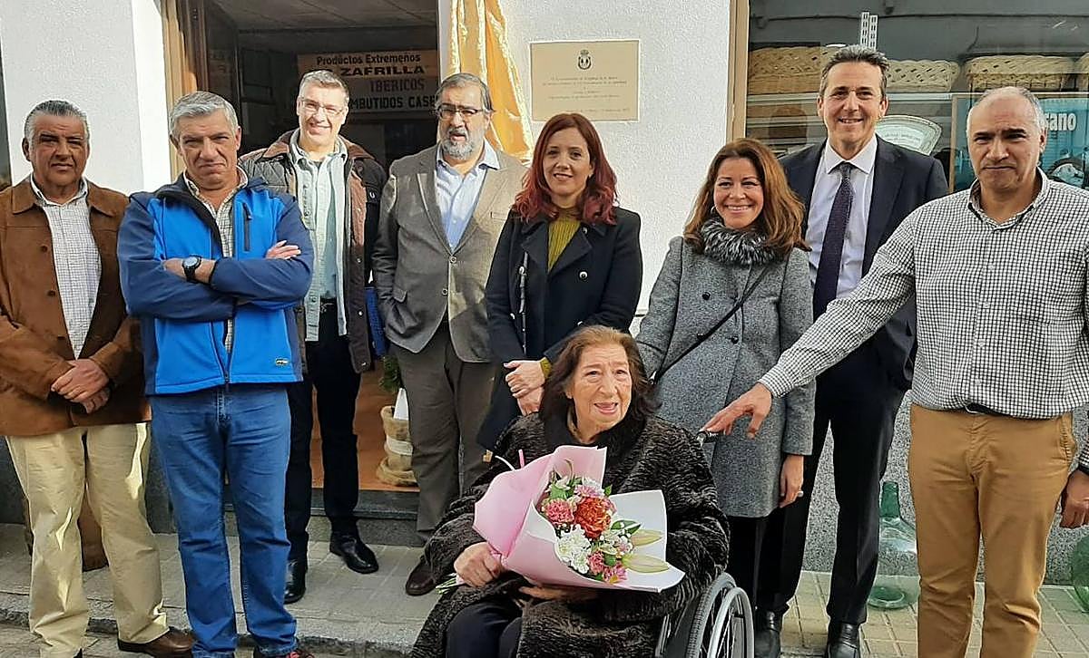 Descubrimiento de la placa en la puerta del establecimiento.