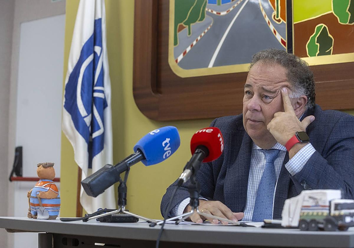 El propietario y CEO de Conyser, Eduardo Chacón, en la rueda de prensa que ha ofrecido este jueves.