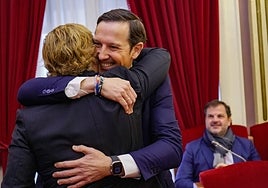 Antonio Cavacasillas se abraza al alcalde, Ignacio Gragera, en su despedida del pleno.