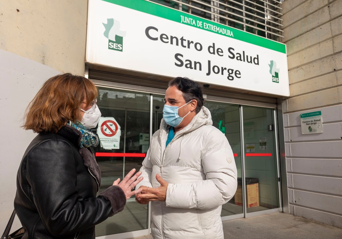 Sanitarios con mascarilla este jueves a las puertas del centro de salud San Jorge.