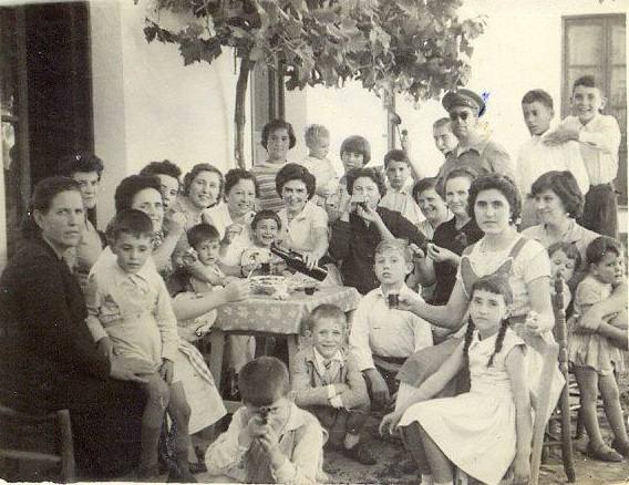 En primer plano, a la izquierda, Purificación Rocha de luto con el menor de sus hijos en brazos, Gregorio Cuerpo, padre del nuevo ministro de Economía. La imagen es de una celebración de la Virgen del Pilar en el cuartel de la Guardia Civil de Alconchel, a finales de los años 60.