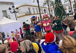 A las 12 del mediodía se han comido las uvas de la suerte en la plaza del pueblo