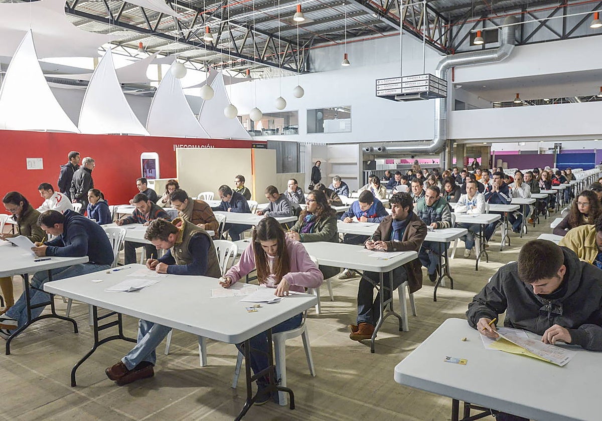 Imagen de archivo de aspirantes a un empleo público en un examen de oposición.