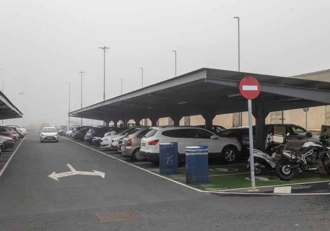 Vehículos estacionados en el parking.