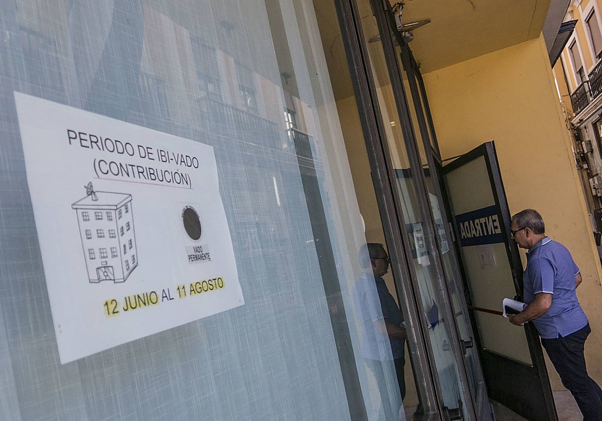 Cartel de cobro del IBI en una imagen de archivo.