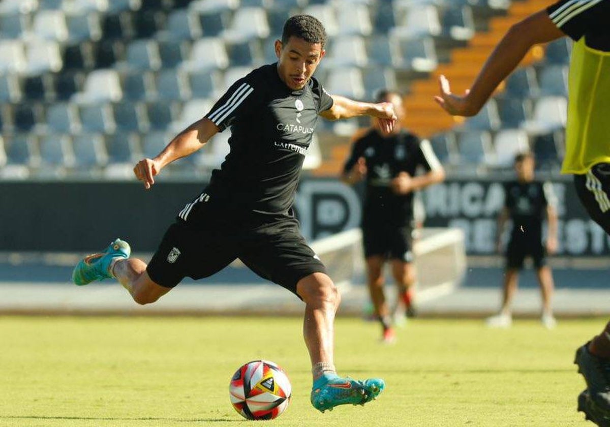 Bilal Kandoussi, en un entrenamiento con el Badajoz.