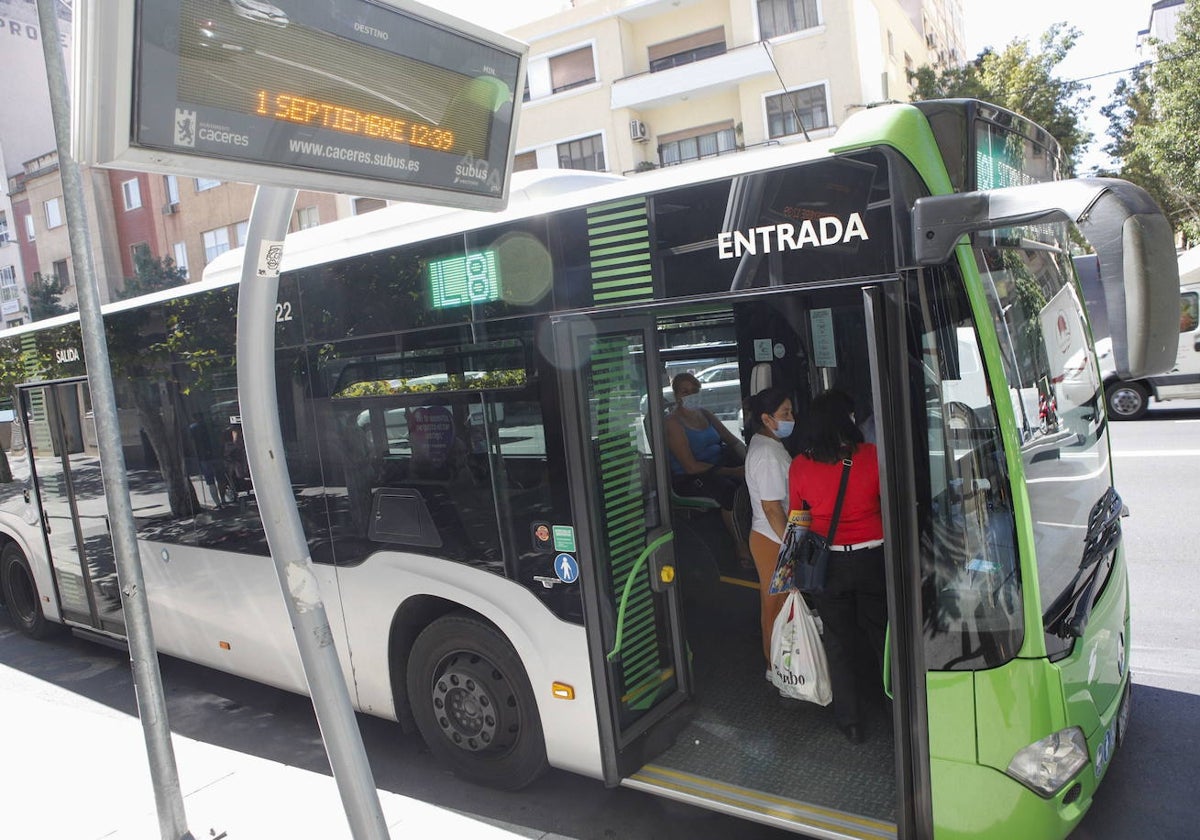 Usuarios de la línea 8 se disponen a subir al autobús.