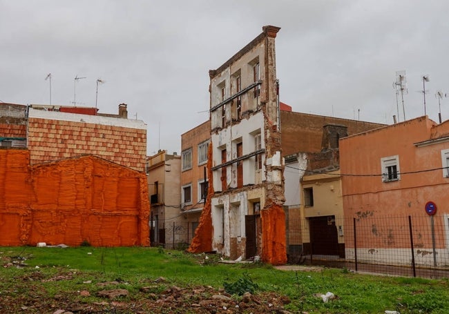 Fachada en pie en el Casco Antiguo de Badajoz.