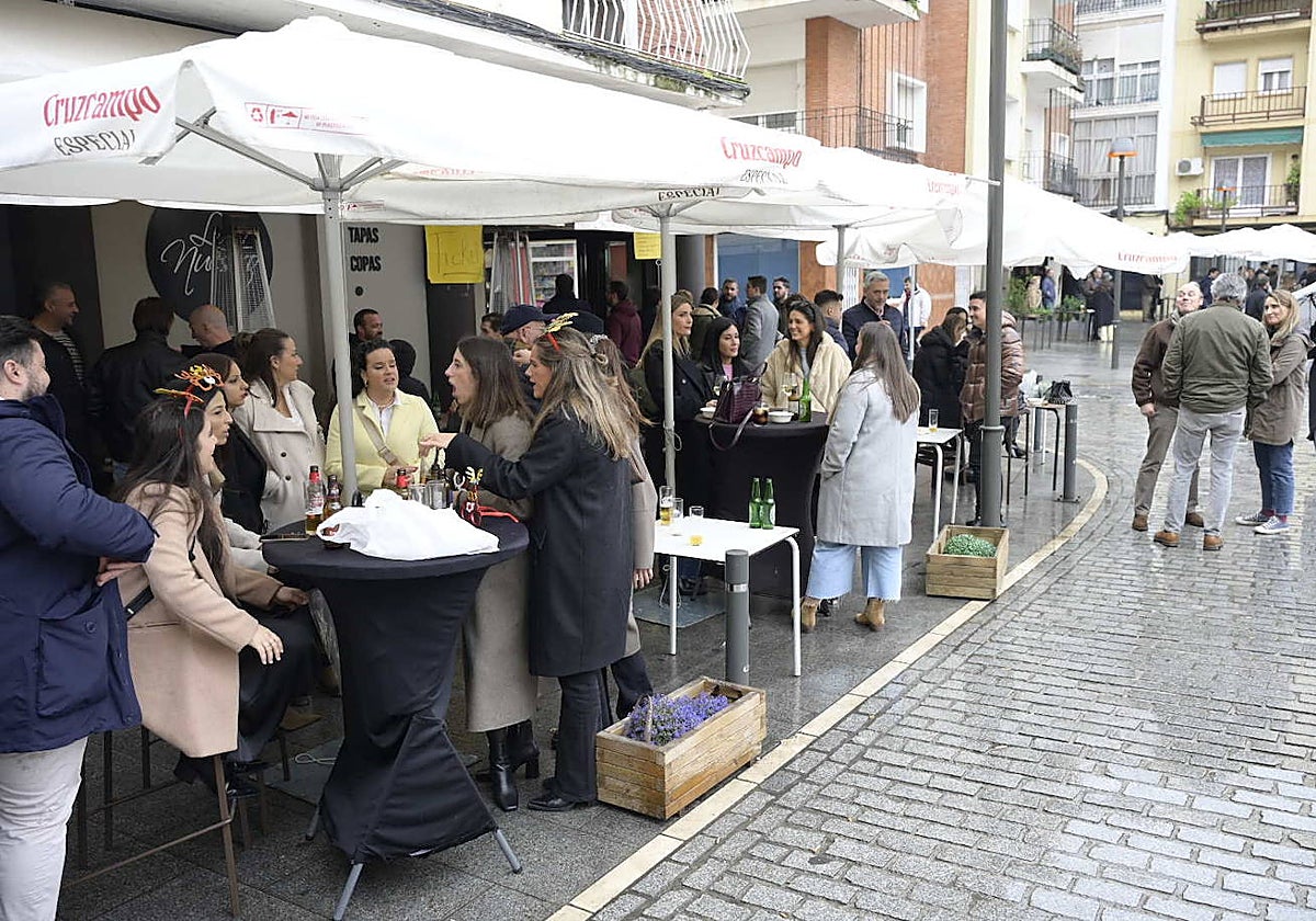 Ambiente este mediodía en la plaza de los Alféreces.