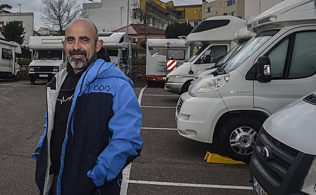 Óscar Sánchez, de Valencia, se comió las uvas en plaza de España y luego fue a dormir a su furgoneta adaptada.
