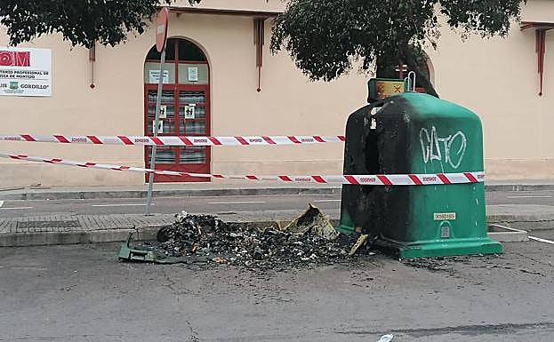 Imagen principal - Más imágenes de los contenedores a los que han prendido fuego. 