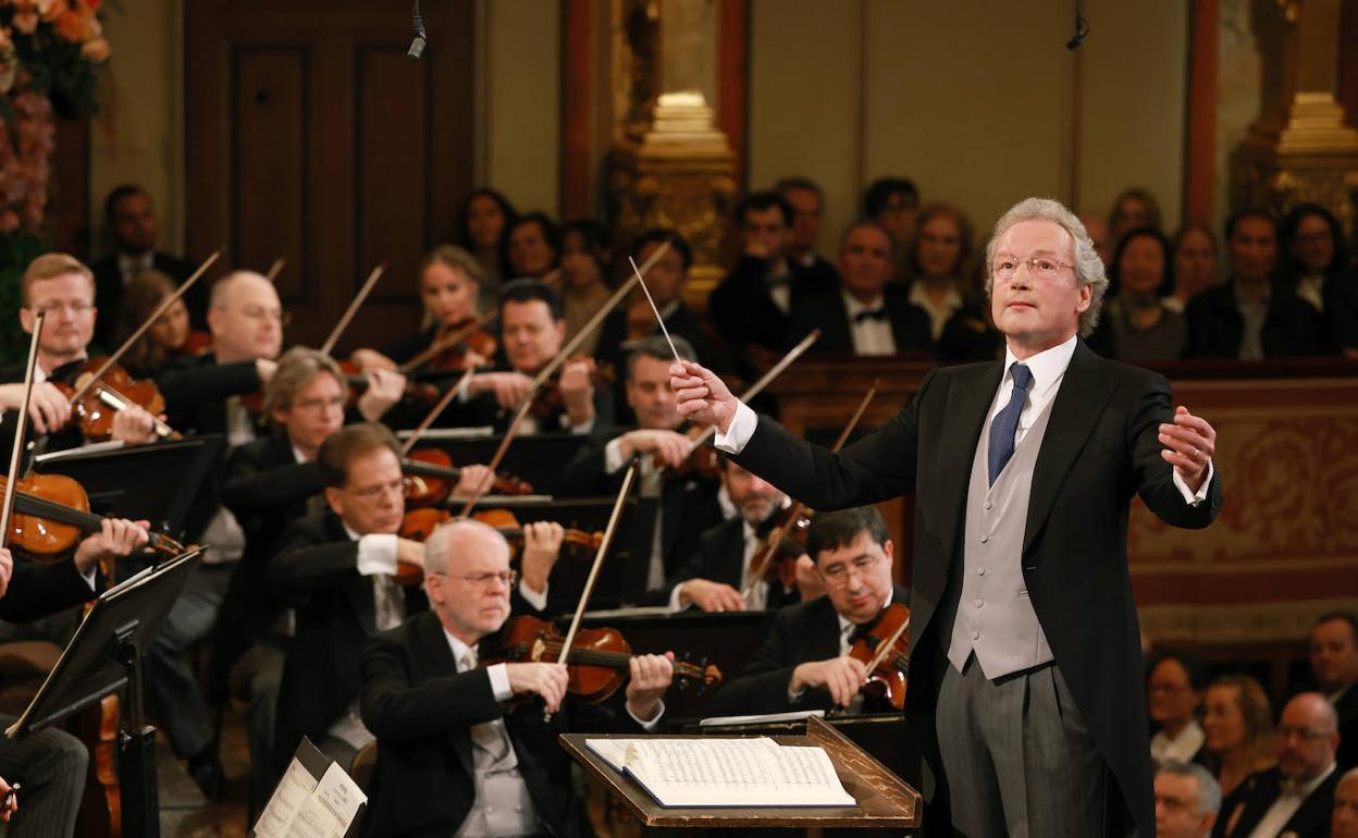 El maestro Franz Welser-Möst dirige la Filarmónica de Viena. 