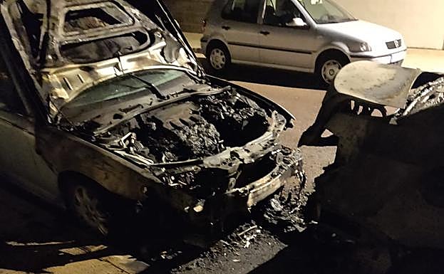 Así quedaron los dos vehículos tras el incendio.