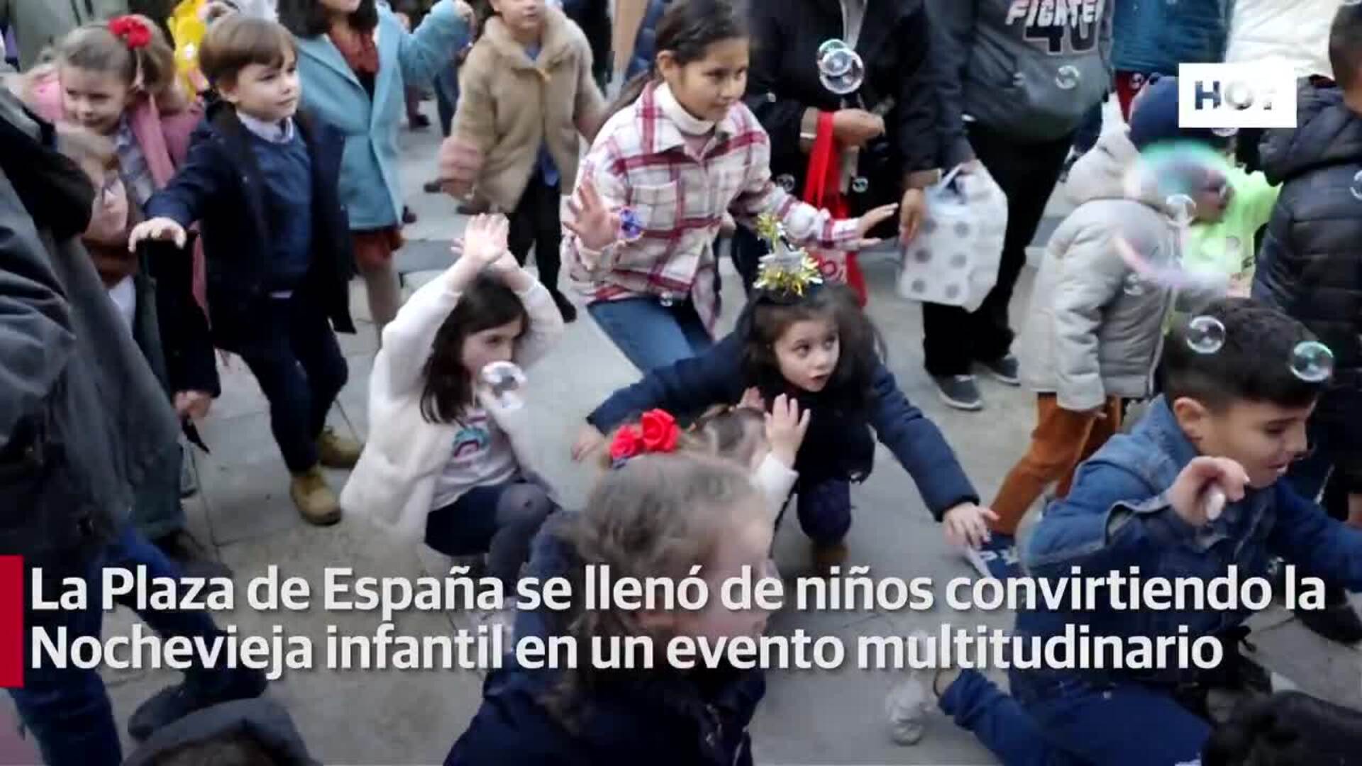 La Nochevieja infantil llena la plaza de España de Badajoz