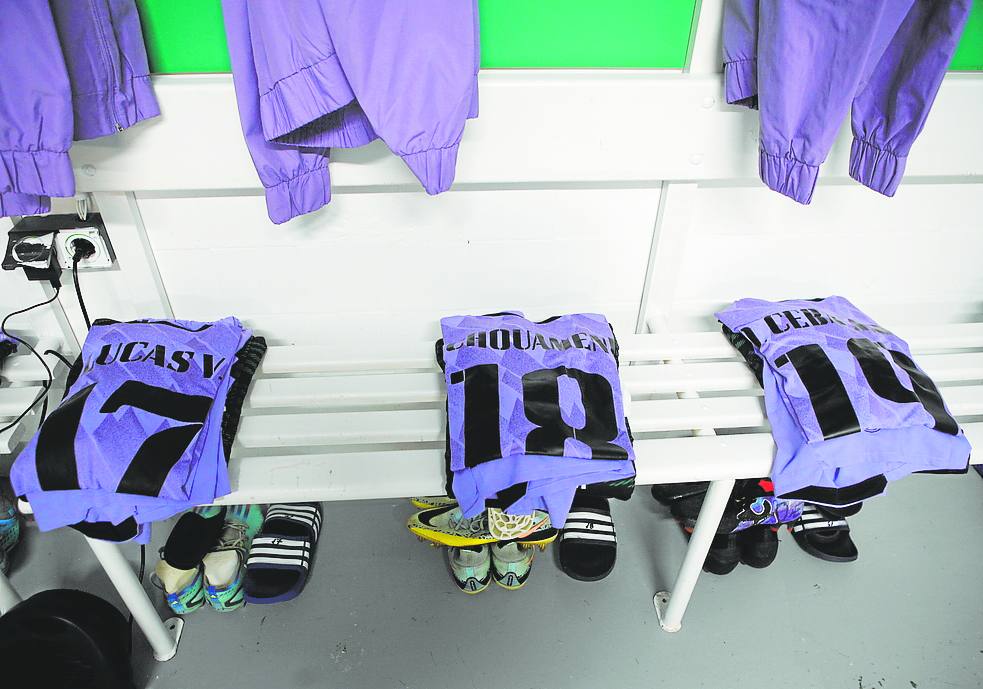 Imagen principal - Imágenes de los vestuarios y gradas preparadas.