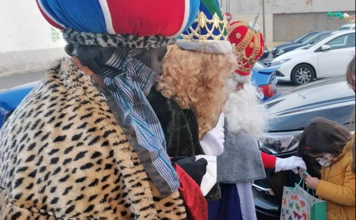 Fotografía de archivo de una niña recibiendo un regalo por parte de los Reyes Magos. 