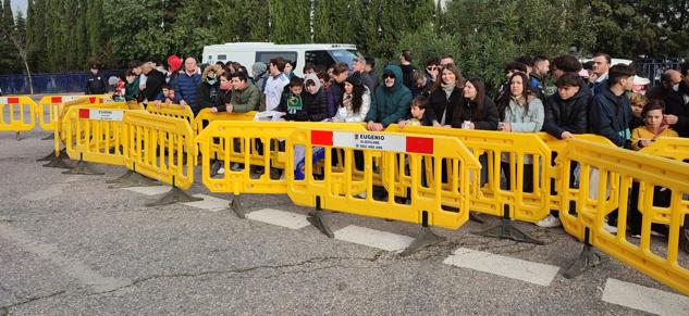 11.30 horas. Colas frente al hotel V Centenario esperando la llegada del Real Madrid. 