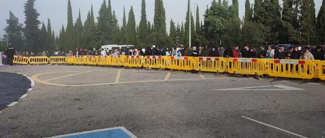 11.15 horas. Colas frente al hotel V Centenario esperando la llegada del Real Madrid. 