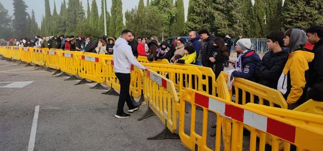 11.15 horas. Colas frente al hotel V Centenario esperando la llegada del Real Madrid. 