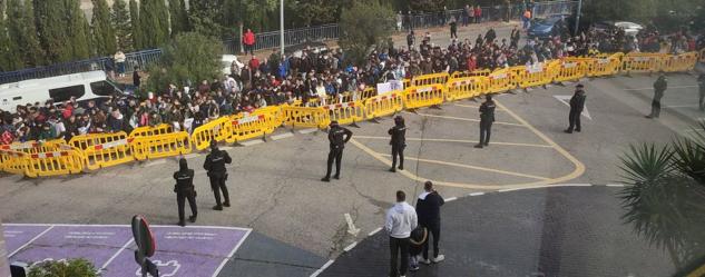 11.50. Cordón policial ante la llegada del Madrid al hotel. 