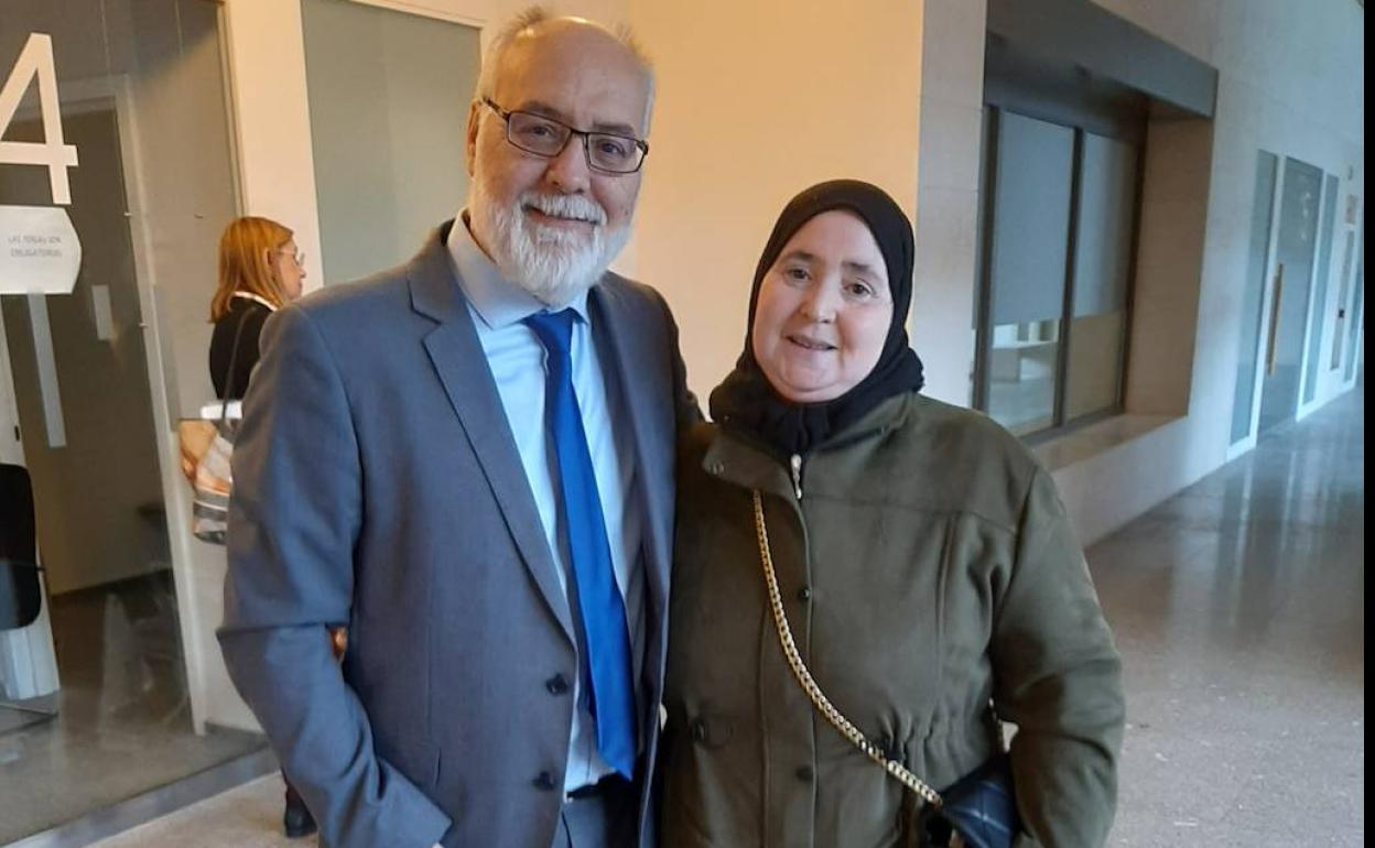 El abogado Estanilao Martín con Ghita Chahbi, madre de la joven fallecida en el incendio.